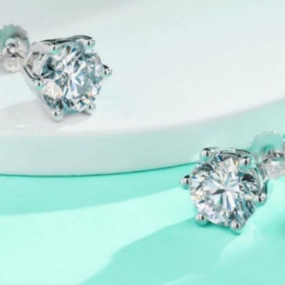 New 2ct Beautiful Moissanite Stud Earrings - Picture 2 of 9